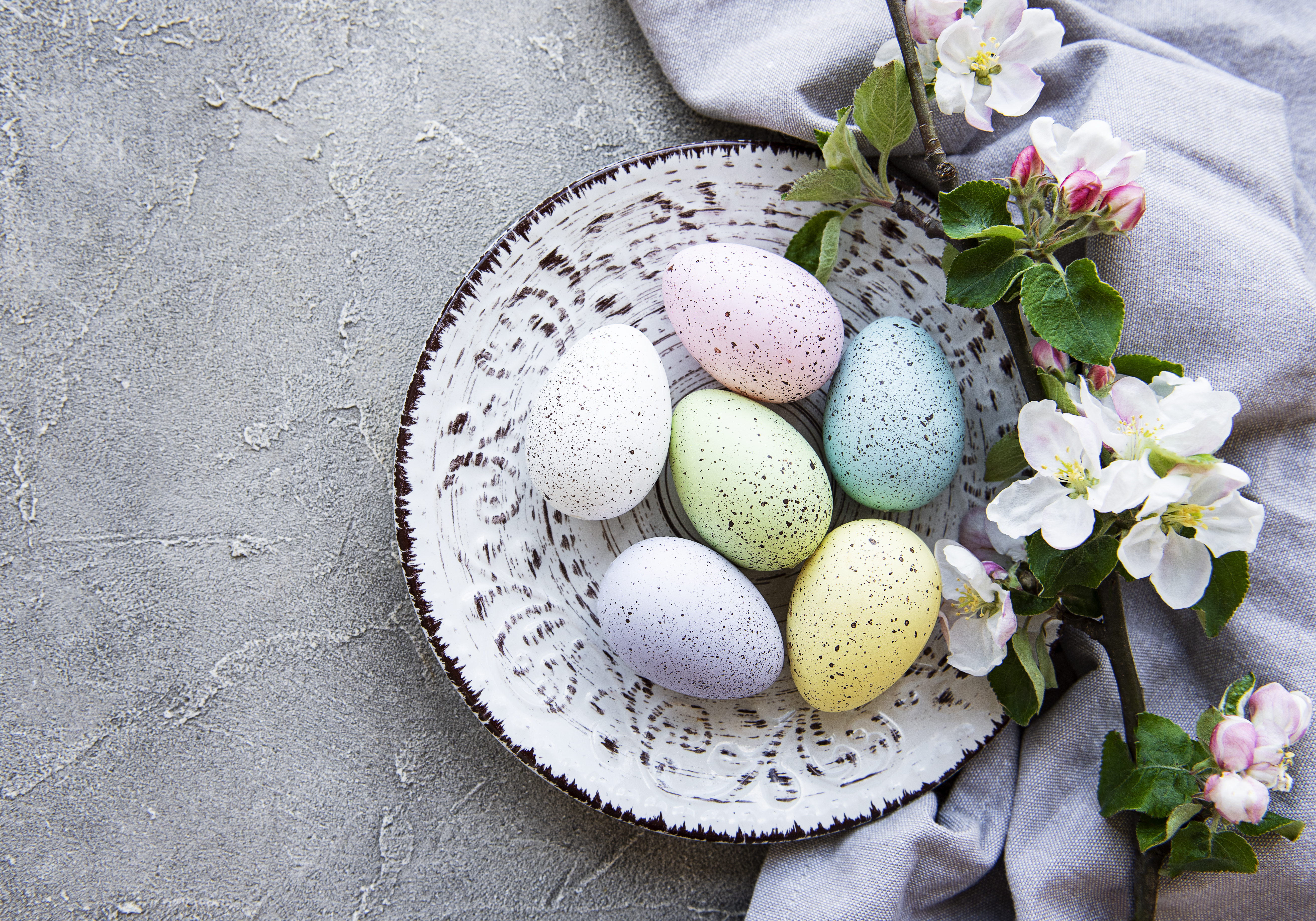 colorful-easter-eggs-with-spring-blossom-flowers