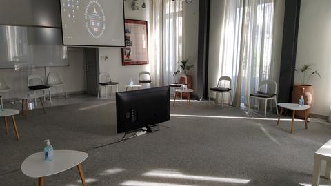 Room with chairs in a circle and a tv-screen in the middle