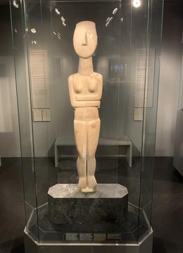 A picture of a statue representing a Cycladic female figurine.