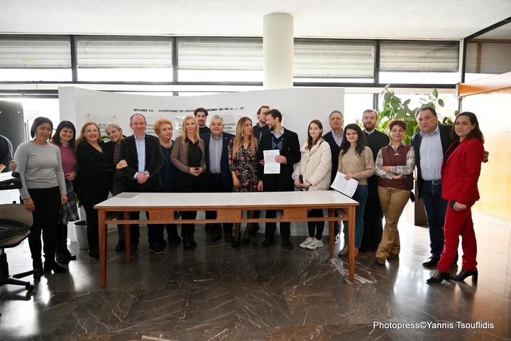 Several people, including students from Ukraine as well as Aristotle University's administrative staff posing for a picture.