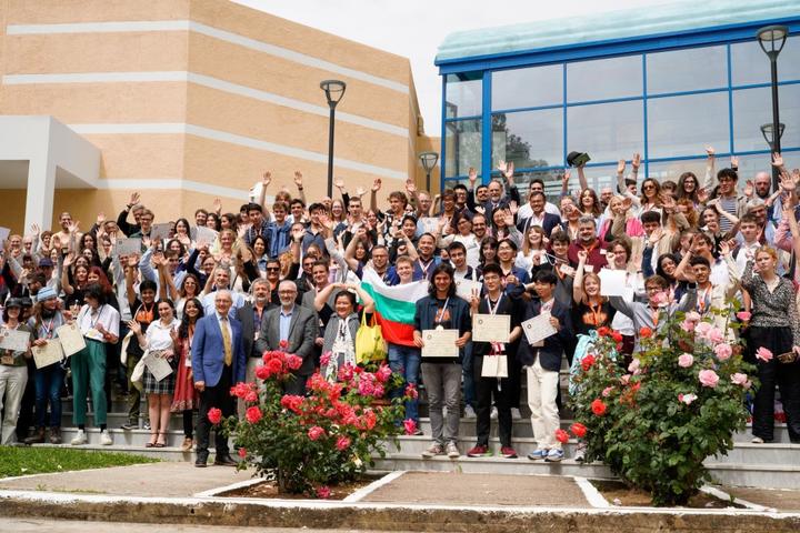 A group photo of all the participating students, faculty, volunteers and staff all smiling in an outside setting.
