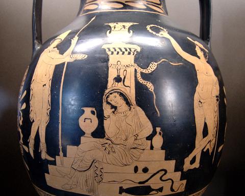 Ancient Greek red‑figure vase showing a mourning woman seated on the steps of a tomb, flanked by two standing figures making offerings, with vases and a serpent depicted at the base.